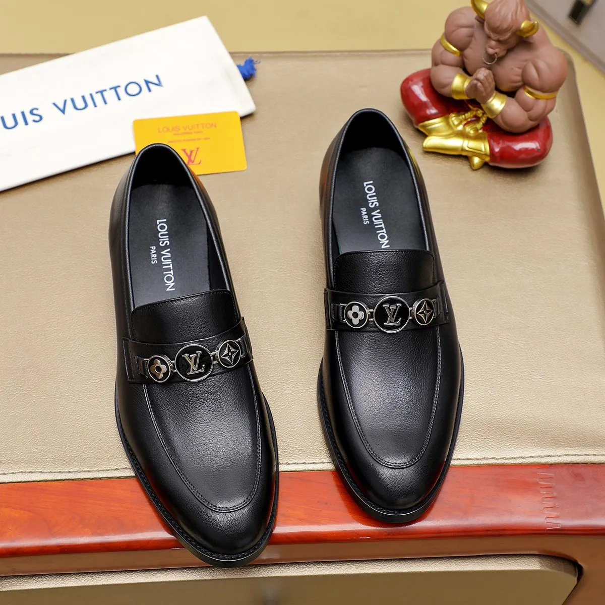 Men's Men's Shoes 💰420 💰[Louis Vuitton] LV high-end business formal leather shoes! ! Luxurious and elegant style, equal emphasis on practicality and style, professional focus on details and quality, counter original 1⃣️: 1⃣️ super accurate reproduction👍🏻! Material: The upper is made of imported original soft 🐂cowhide ➕imported first-layer sheepskin lining. Original anti-slip and wear-resistant outsole! Code number: 39--45, (38.46 custom-made) Large quantities in stock!